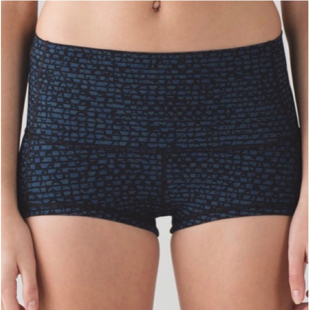 Lululemon Wunder Shorts size 4 Full on Lyon luxtreme)